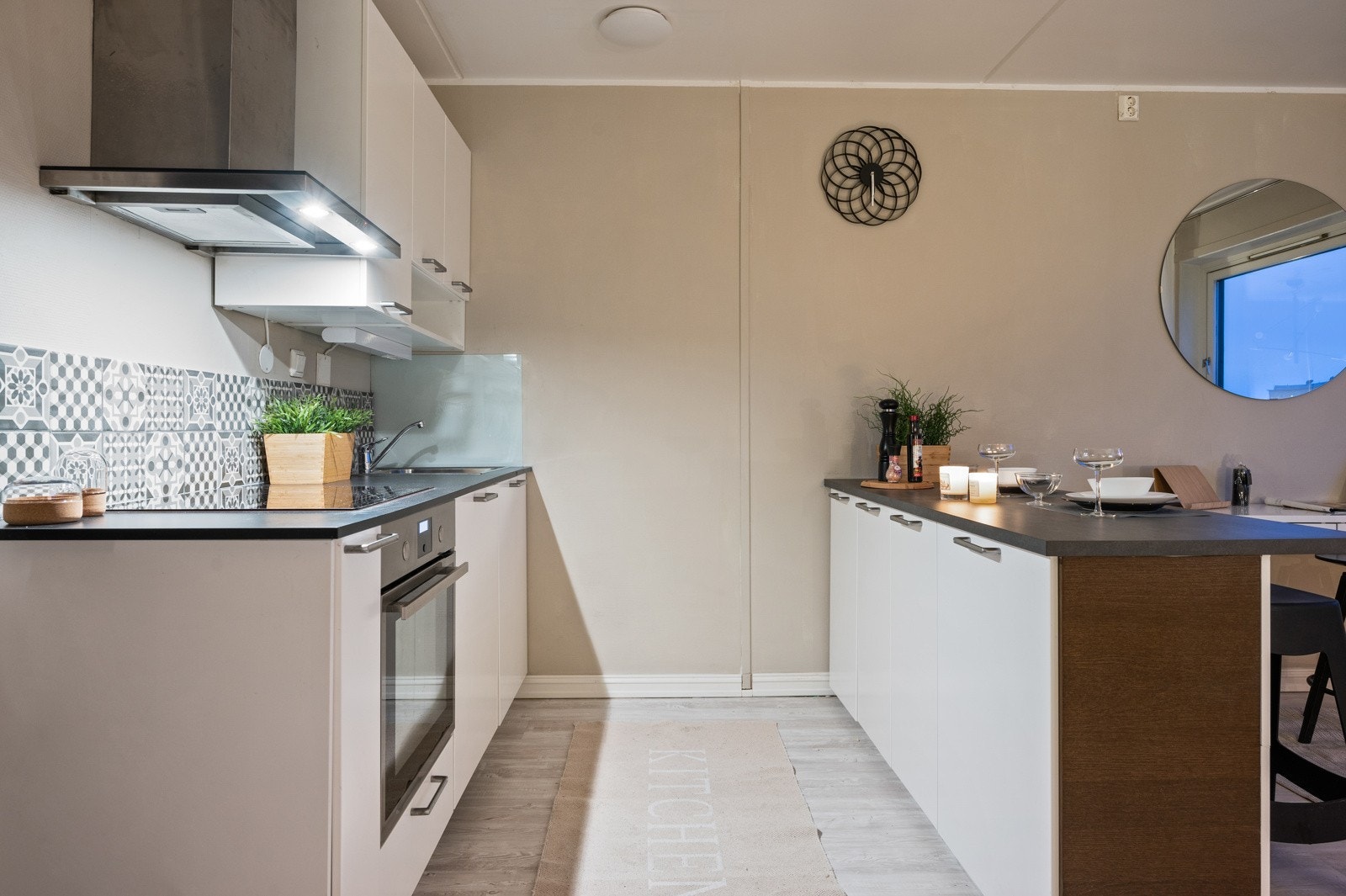 Kjøkkenet har integrert komfyr, kjøkkenvifte og kjøleskap. Galleribilde