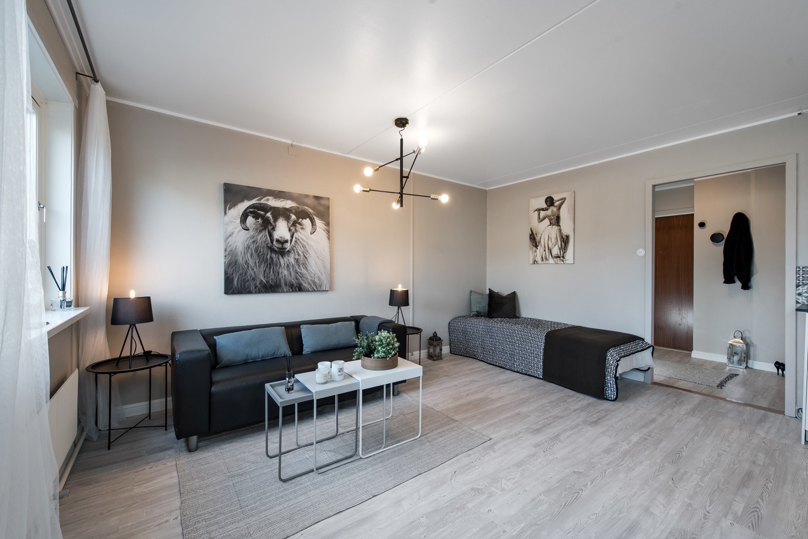 God plass i stuen til sofa med tilhørende møblement. Galleribilde