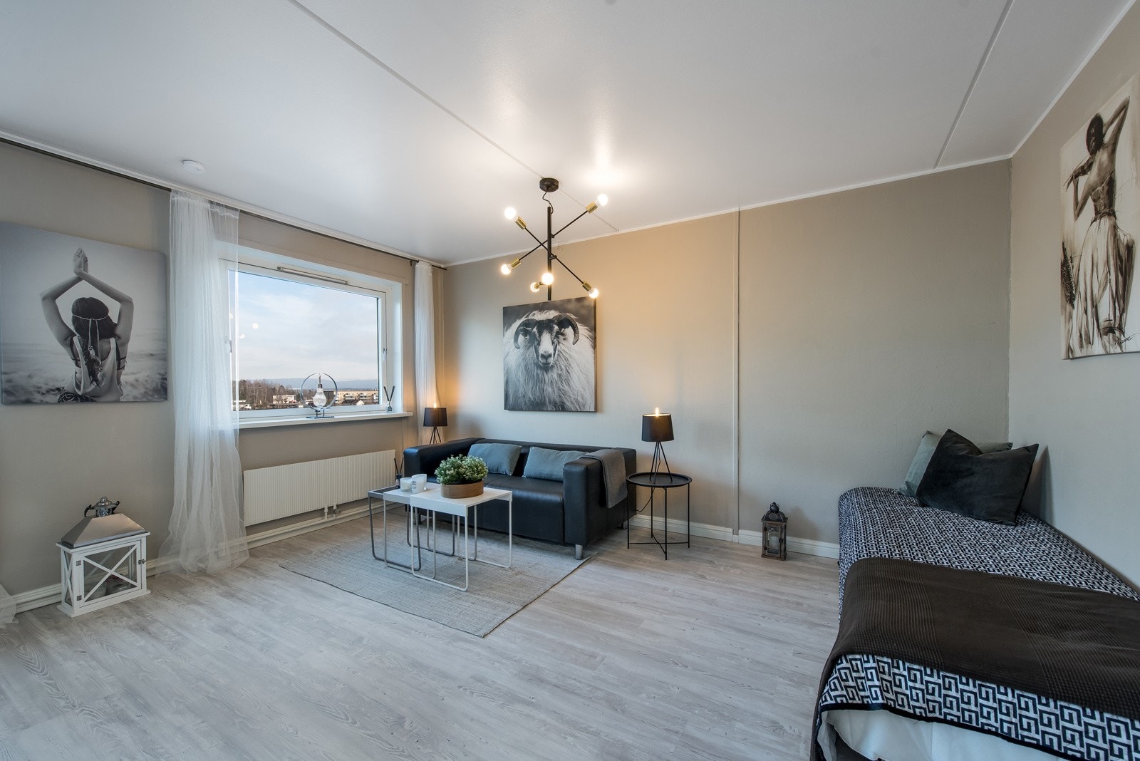 Her er det laget en åpen sengeløsning, noe som gir en god romfølelse. Forøvrig kan det lages soverom om det er ønskelig. Galleribilde