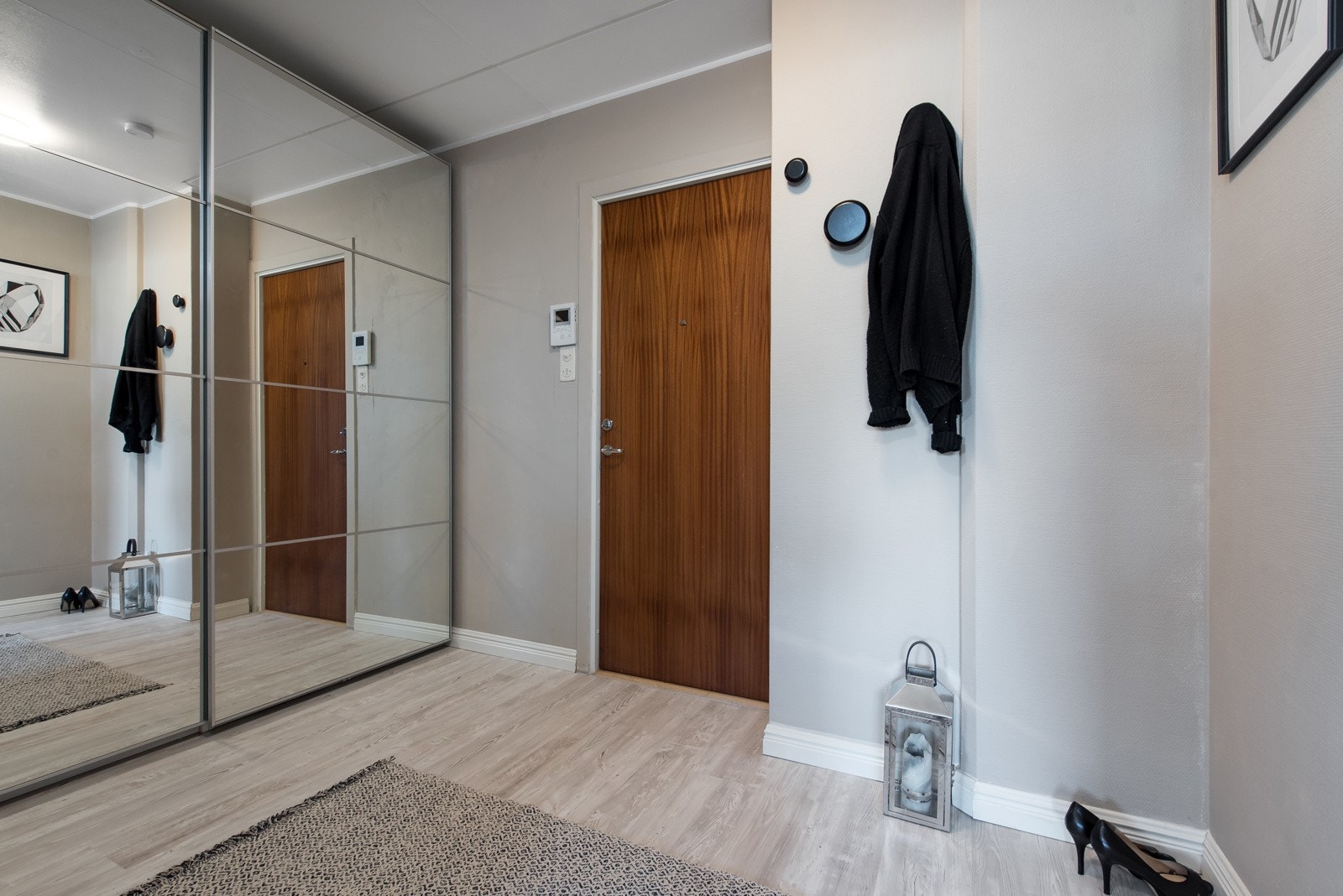 God størrelse på entrèen. Hel vegg med skyvedørsgarderobe med speil i front. Galleribilde