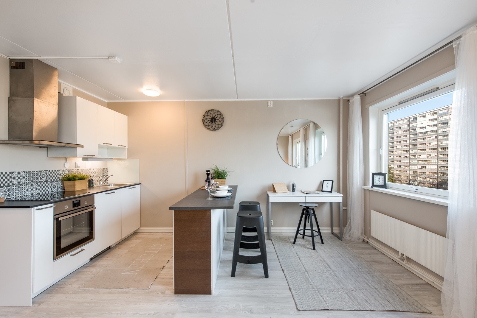 De fine lysforholdene går igjen. Leiligheten ligger i 5. etasje med vidt utsyn, noe som merkes i leiligheten. Galleribilde