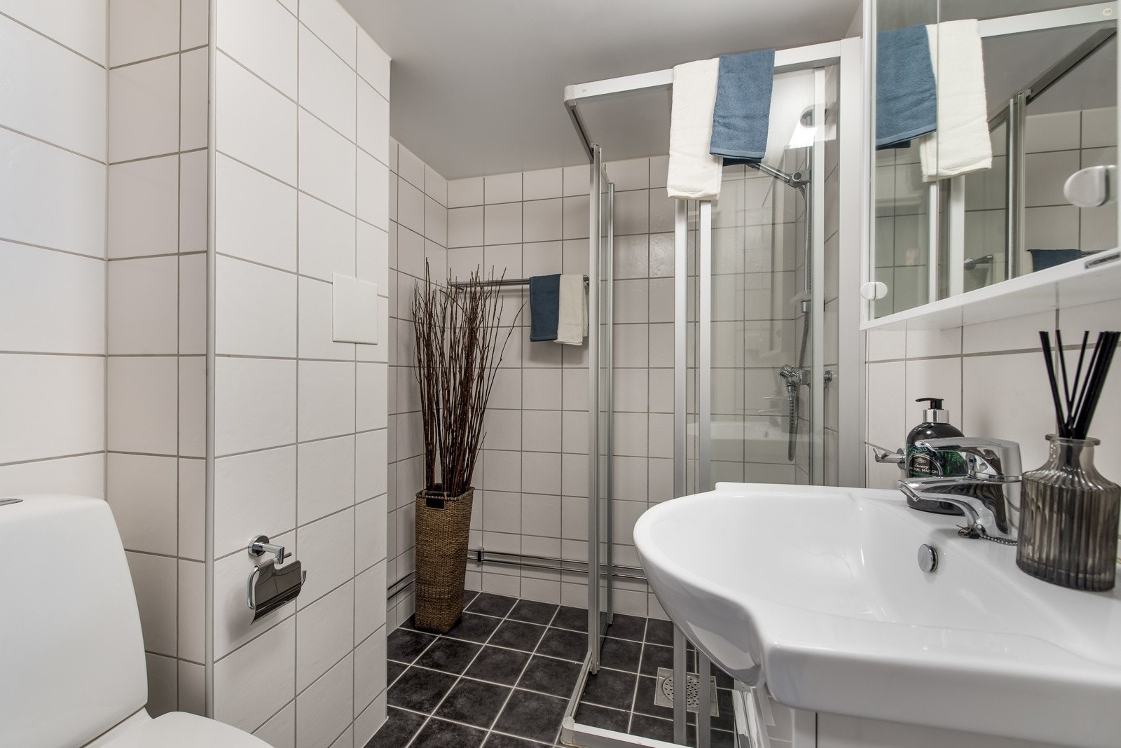 Rehabilitert bad i regi av brl., ferdigstilt ca i 2010. Godt valg av fliser, varmekabler, downlights. Servant med innredning, toalett og dusjvegger. Galleribilde