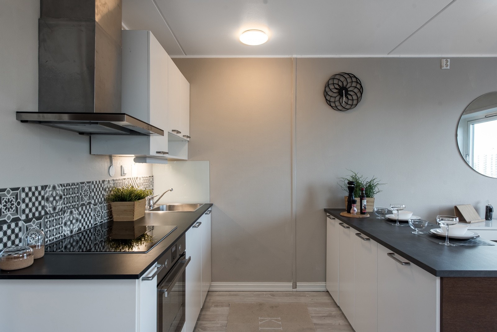 Kjøkkenet er åpent og det er god plass mellom benkene. Her er det mulighet for å lage god mat. Galleribilde