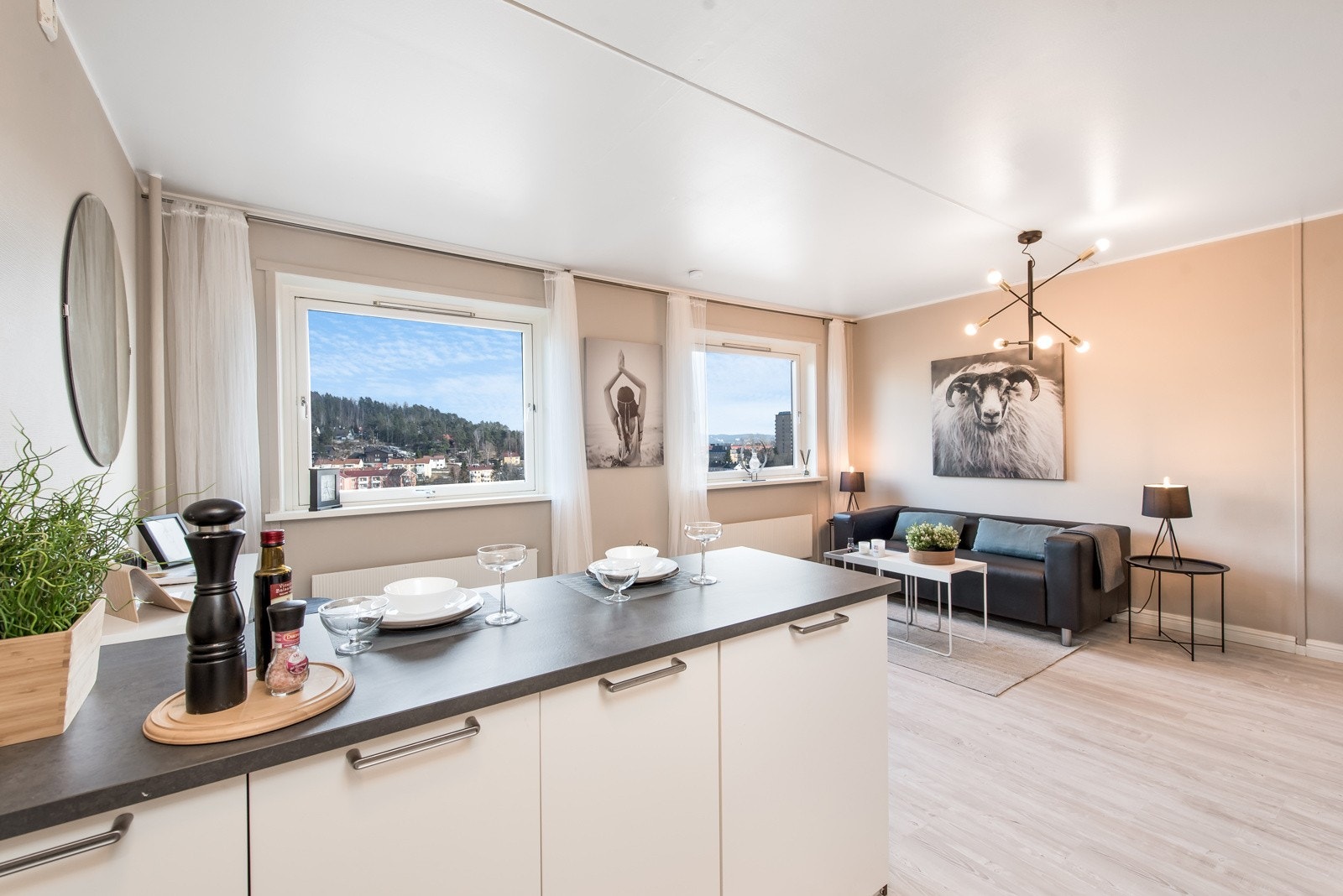 1 stavs laminatgulv fra 2021 og samtlige vegger er nymalte i 2021. Galleribilde