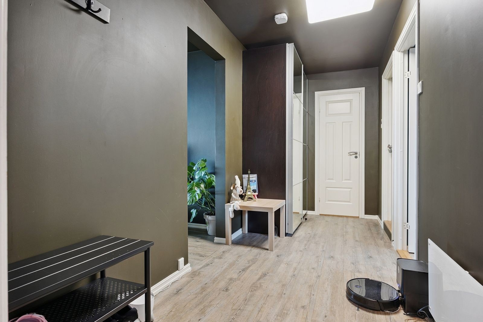 Entre med praktisk skyvedørsgarderobe Galleribilde