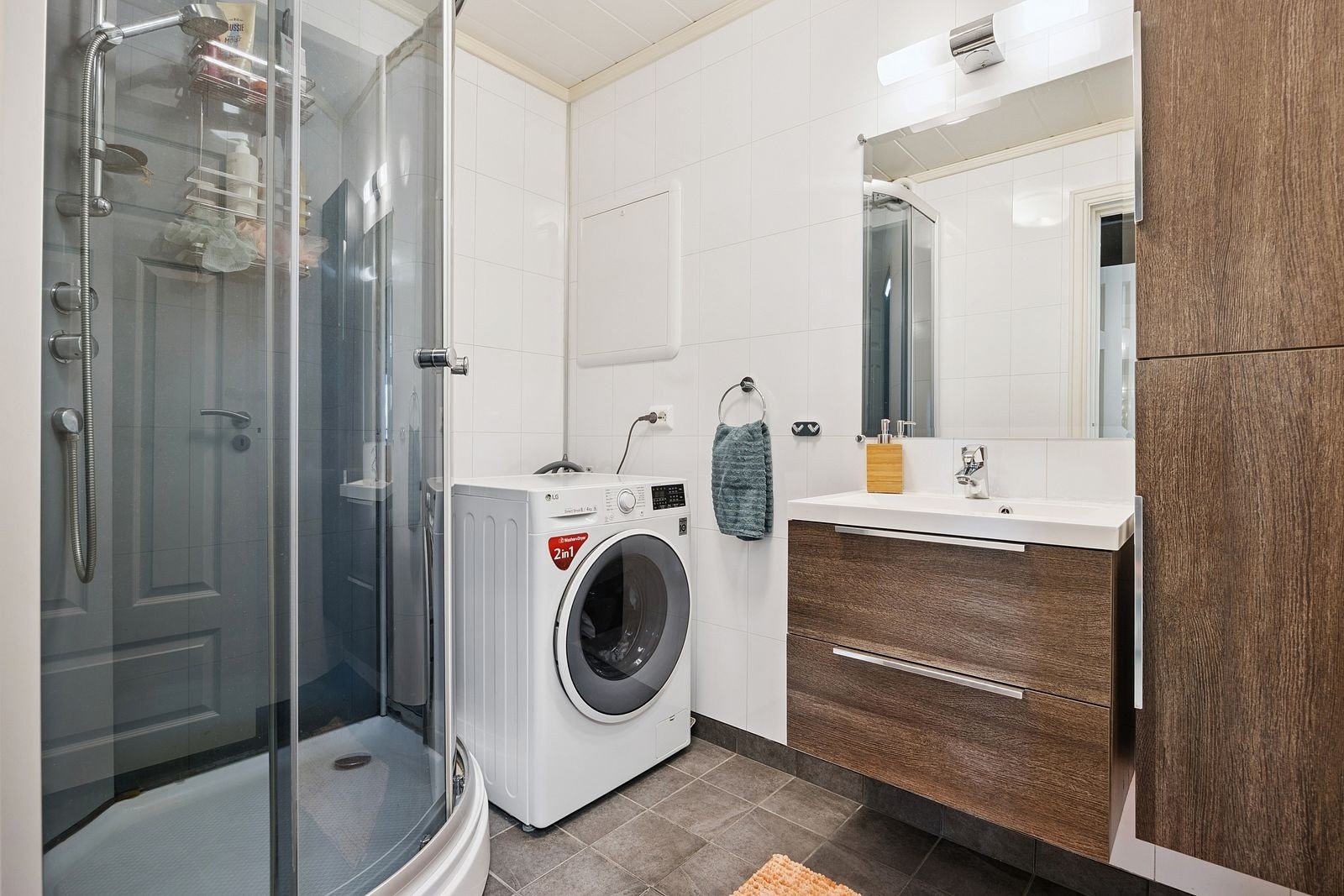 Flott, flislagt bad med dusjkabinett, vaskemaskin og varmekabler i gulv Galleribilde