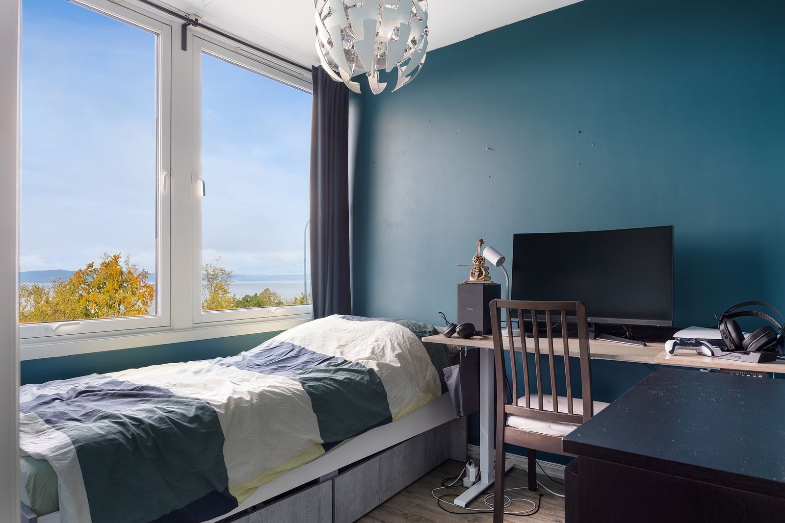 Soverom fra stuen, med flott utsikt mot sjøen Galleribilde