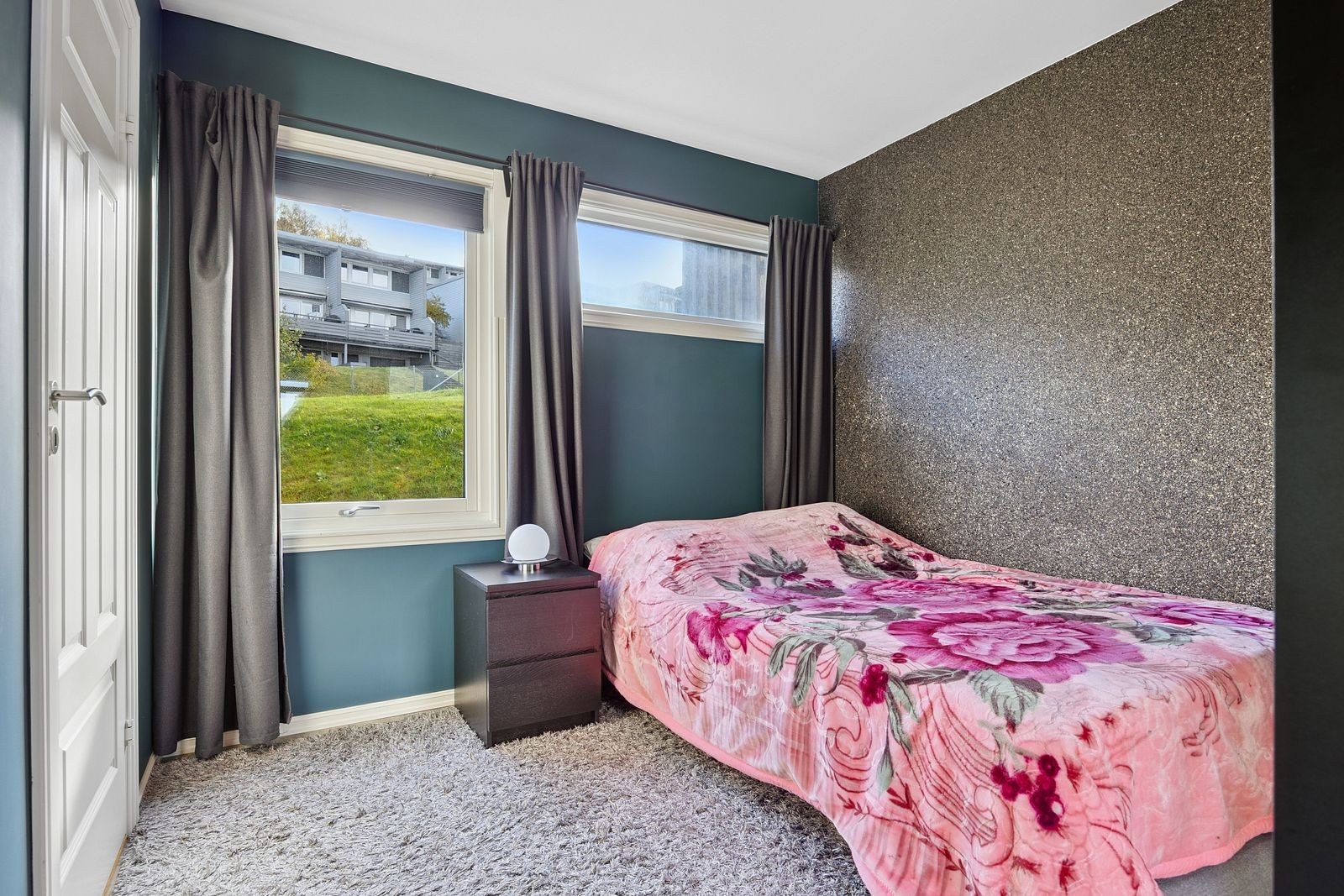 Hovedsoverommet har god plass til seng og garderobeskap samt inngang til walk-in/bod Galleribilde