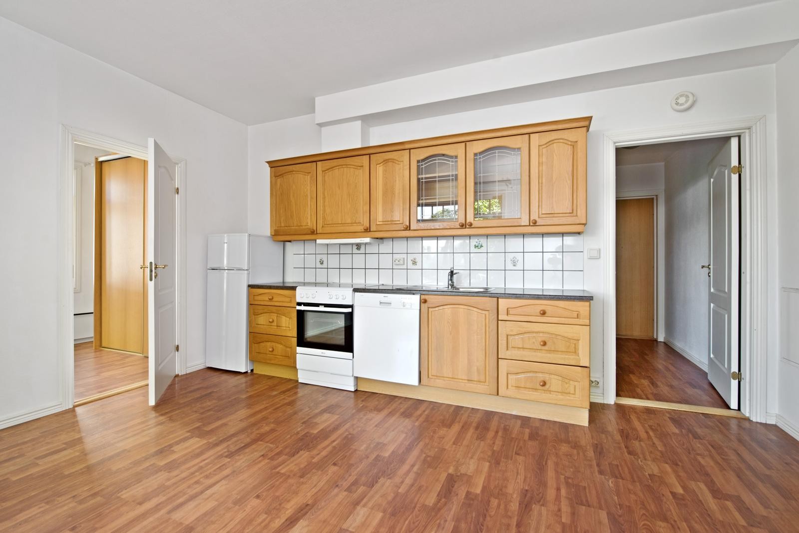 Hvitevarer som kombiskap, komfyr og oppvaskmaskin medfølger. Galleribilde