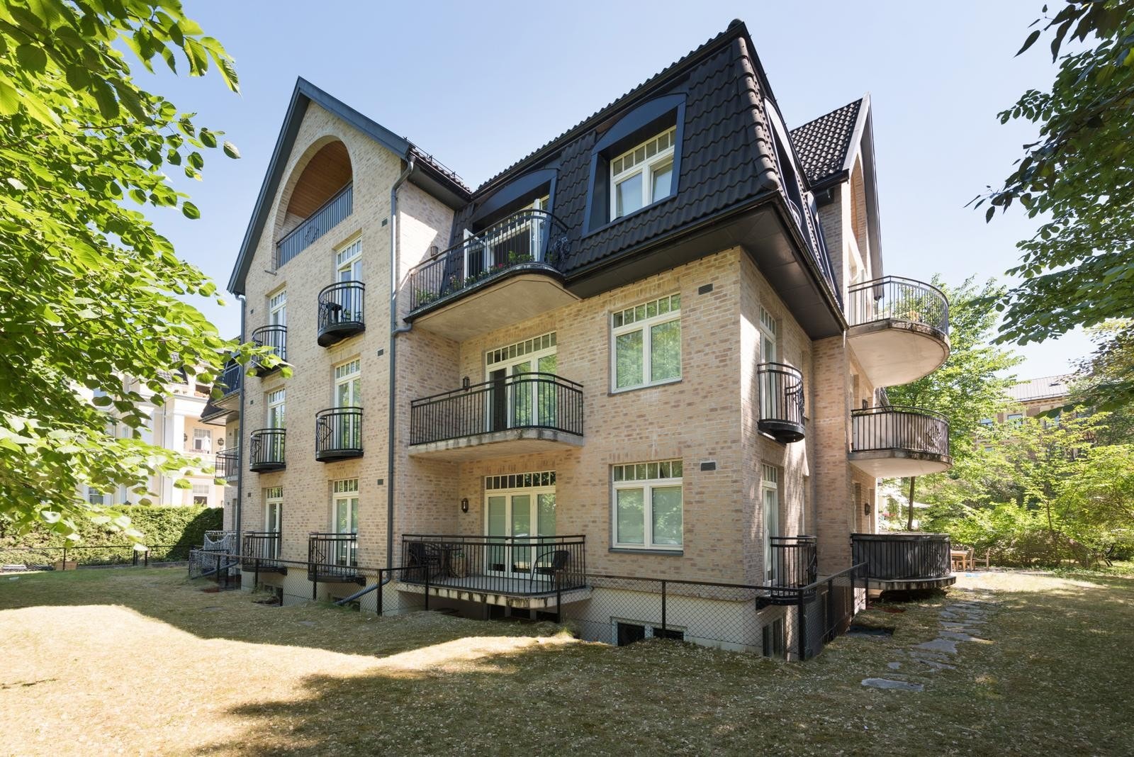 Fasade - teglstensbygning fra 2005 Galleribilde