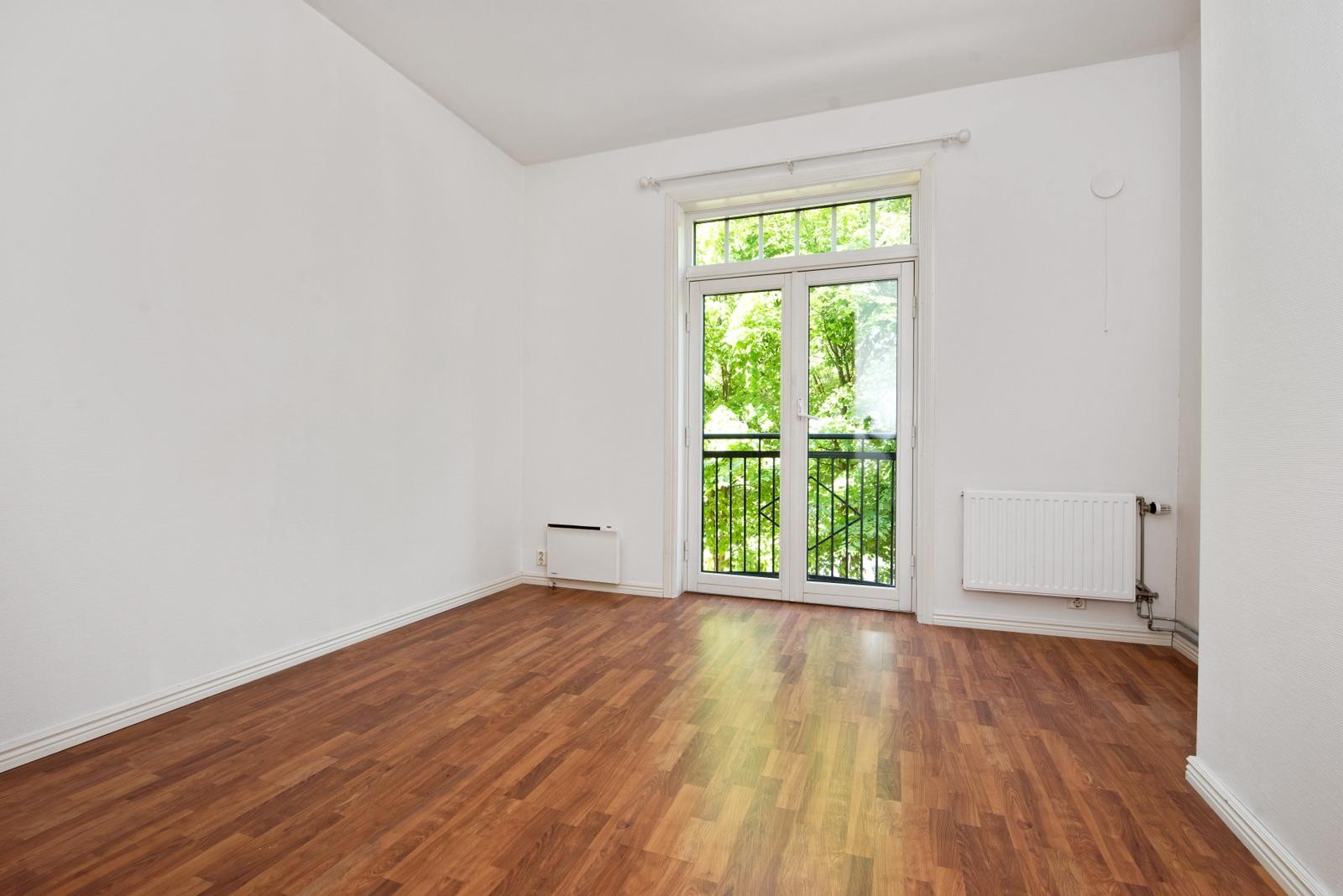 Leiligheten inneholder 2 romslige soverom med skyvedørsgarderober Galleribilde