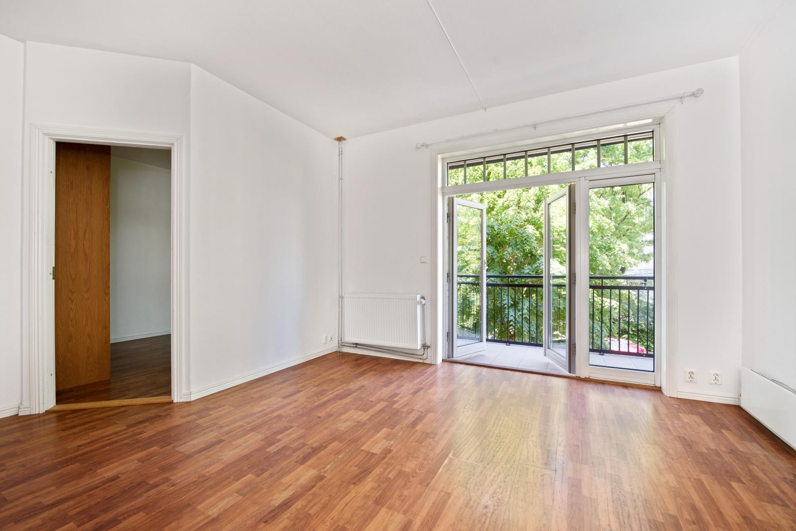 Fra stuen er det doble dører ut til balkongen med ettermiddags- og kveldssol. Galleribilde