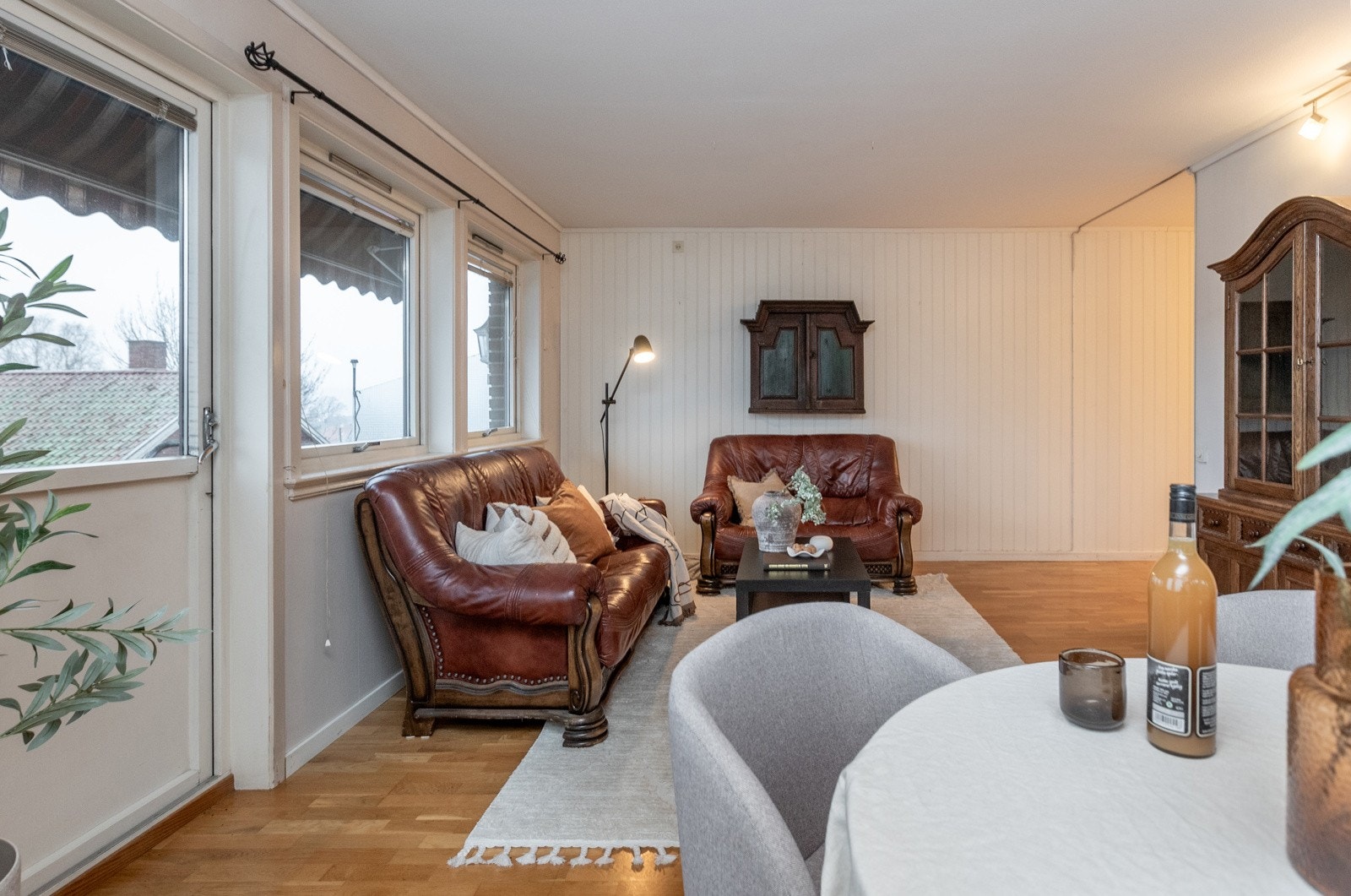 Det er plass til både sofagruppe og spisestue Galleribilde