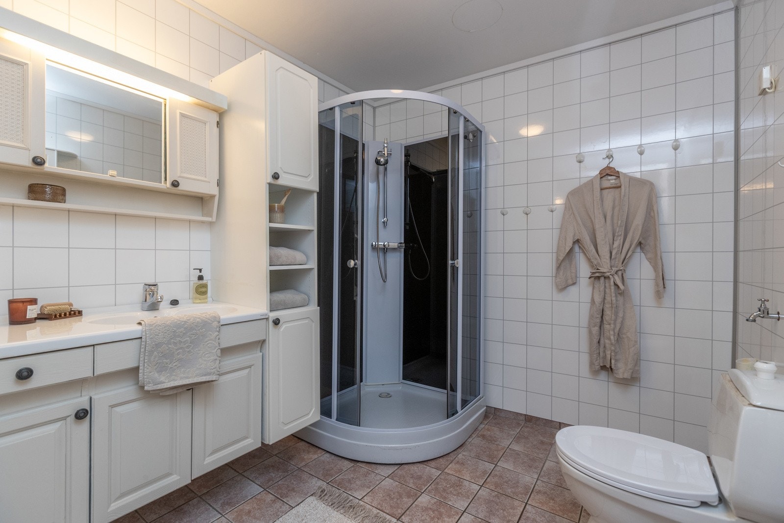 Bad har fliser på gulv og våtromstapet på vegg. TG3 Galleribilde