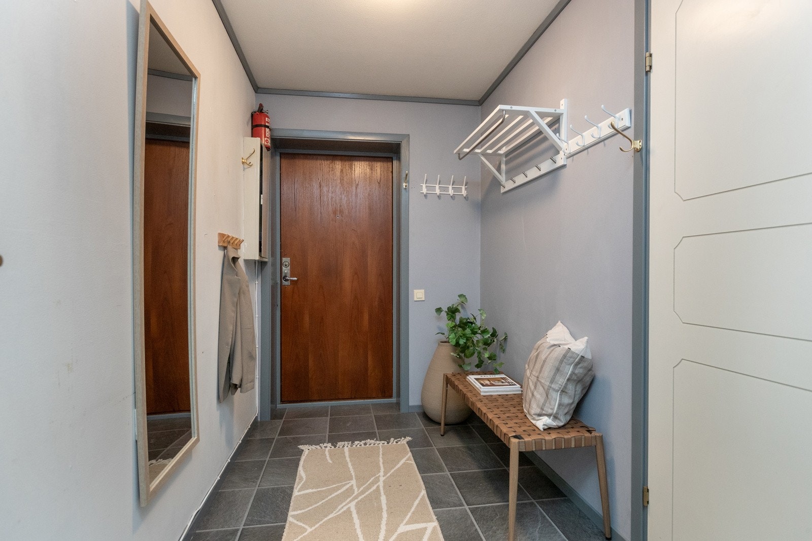 Inngang fra svalgang. Heis og parkering i kjeller. Galleribilde