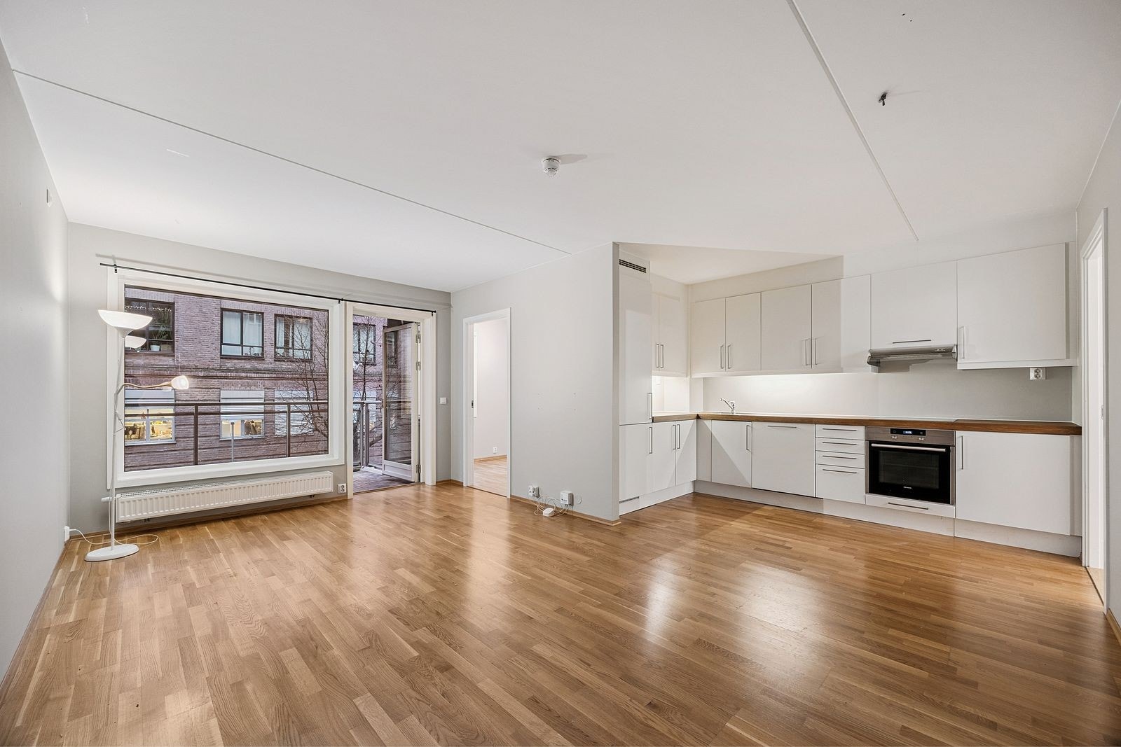 Stue med god plass til spisestue og soffagruppe Galleribilde