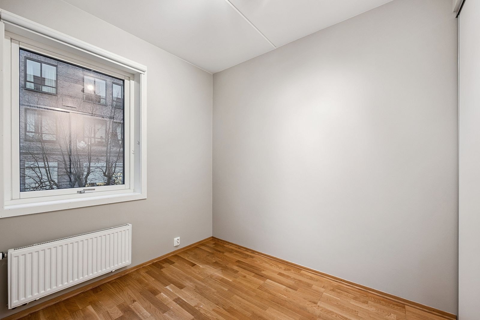 Soverom 2 - mot stille bakgate Galleribilde