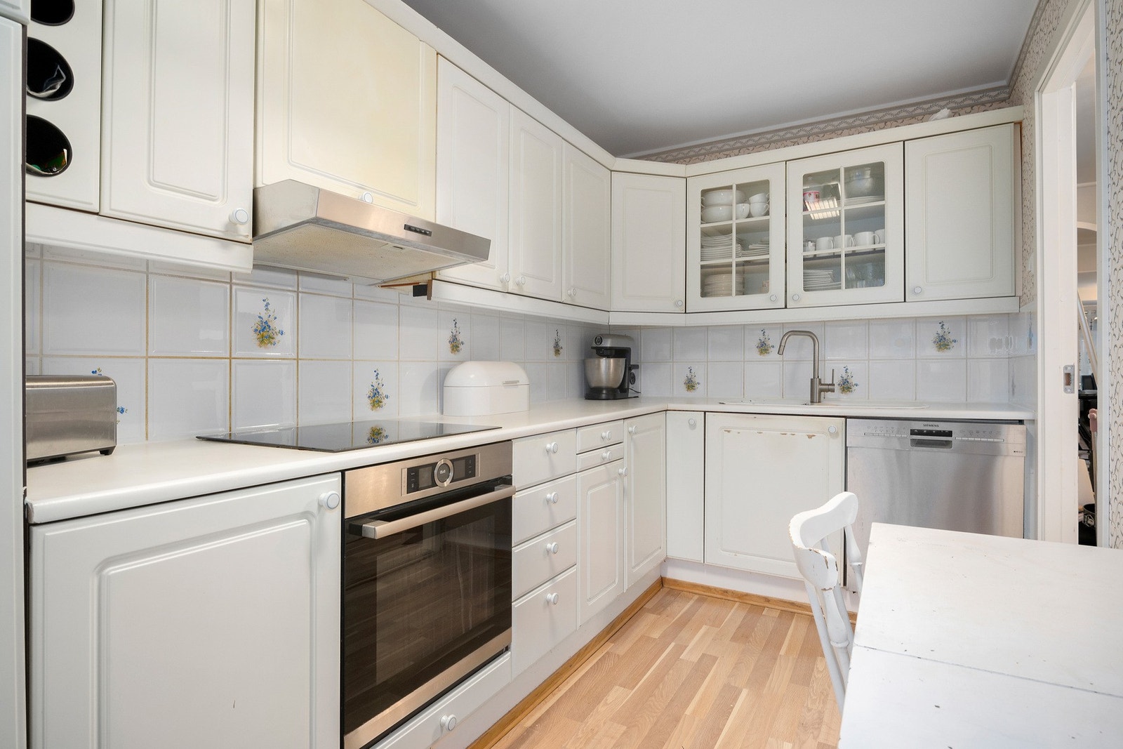 Kjøkken med god benkplass samt. gode skapplass. Galleribilde