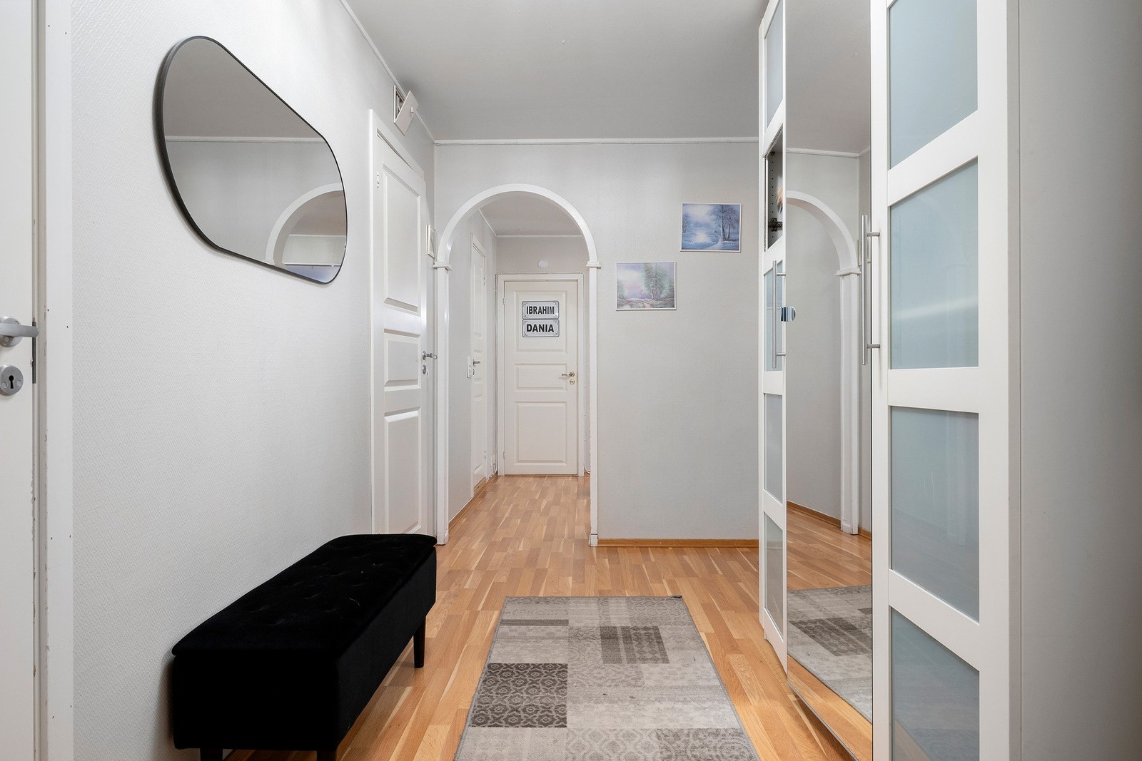 Romslig entre med skapplass. Galleribilde