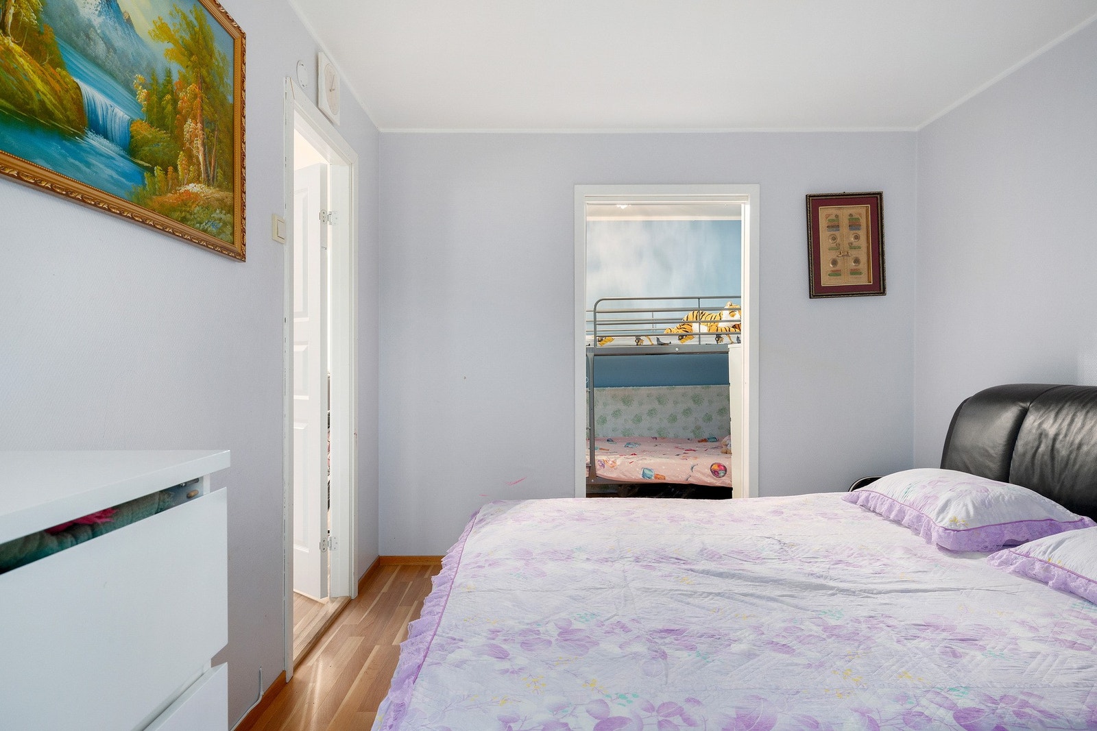 Utgang til stuen og inngang til kott. Galleribilde