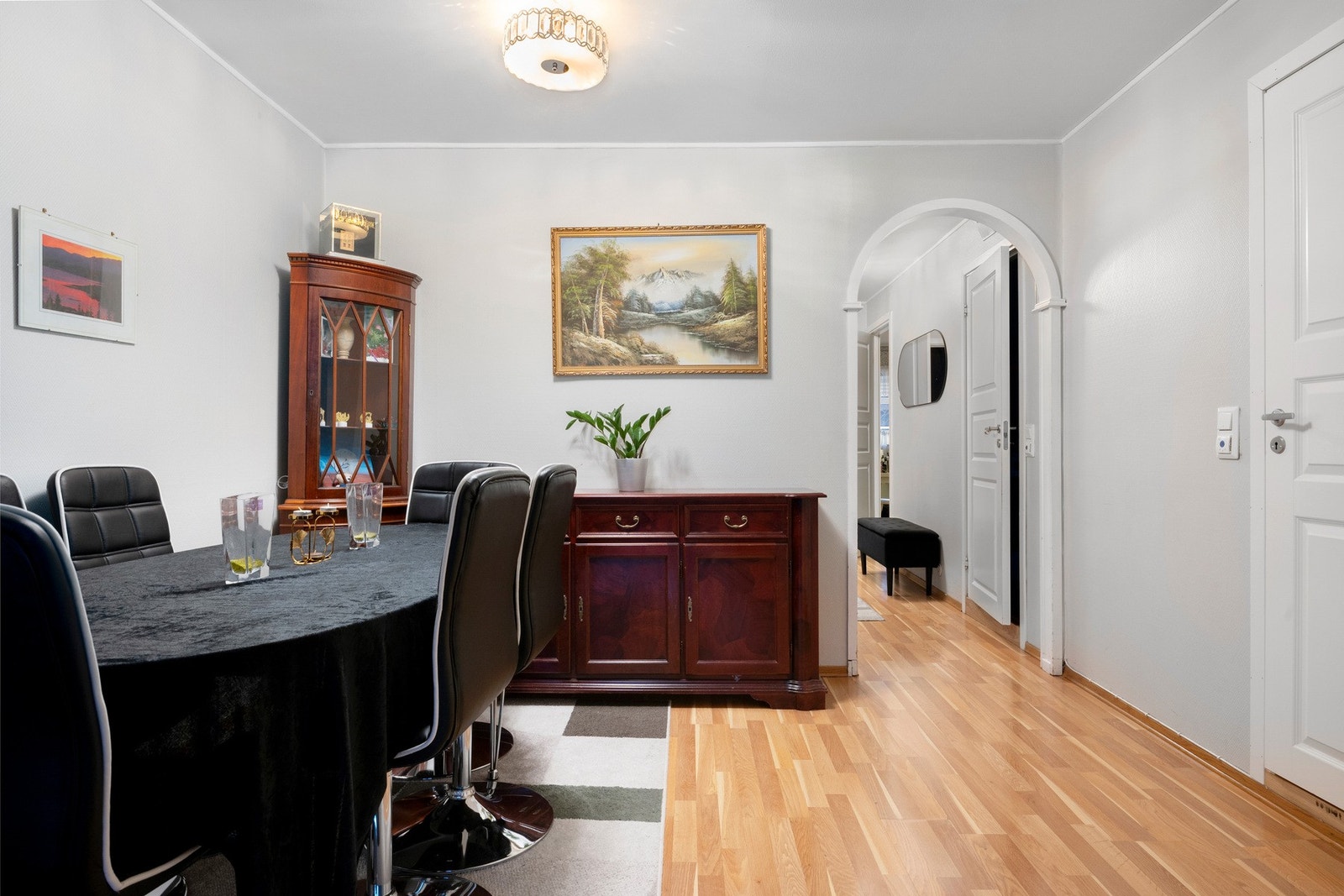 Adskilt spisestue med god plass. Galleribilde