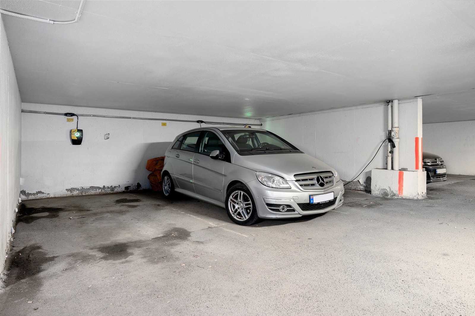 Parkeringsplass i garasjekjeller med el-bil lader. Galleribilde