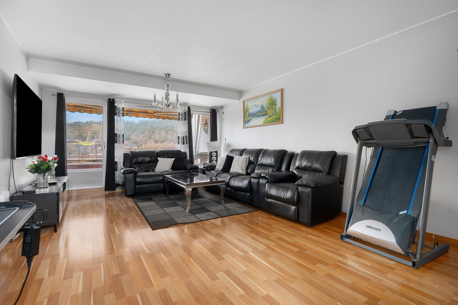 Romslig stue med utgang til balkong. Galleribilde