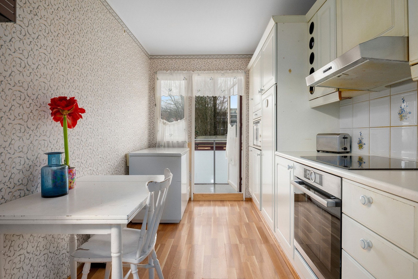 Kjøkken med utgang til østvendt balkong. Galleribilde