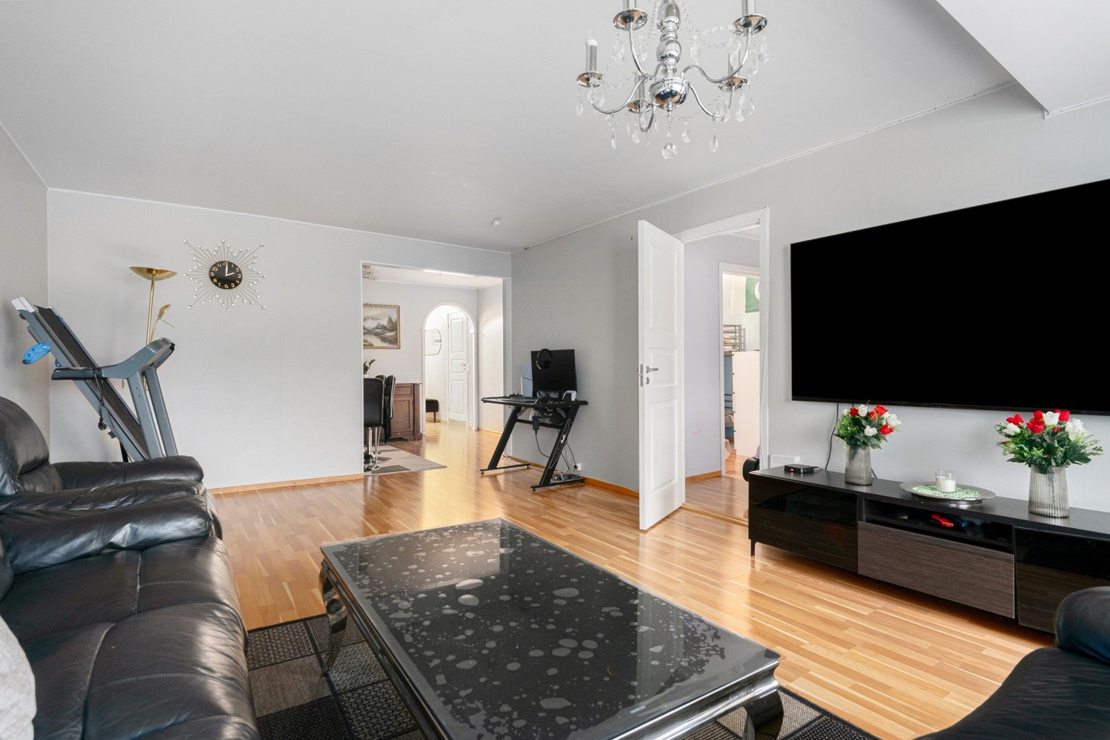 Romslig stue med godt lysinnslipp. Galleribilde