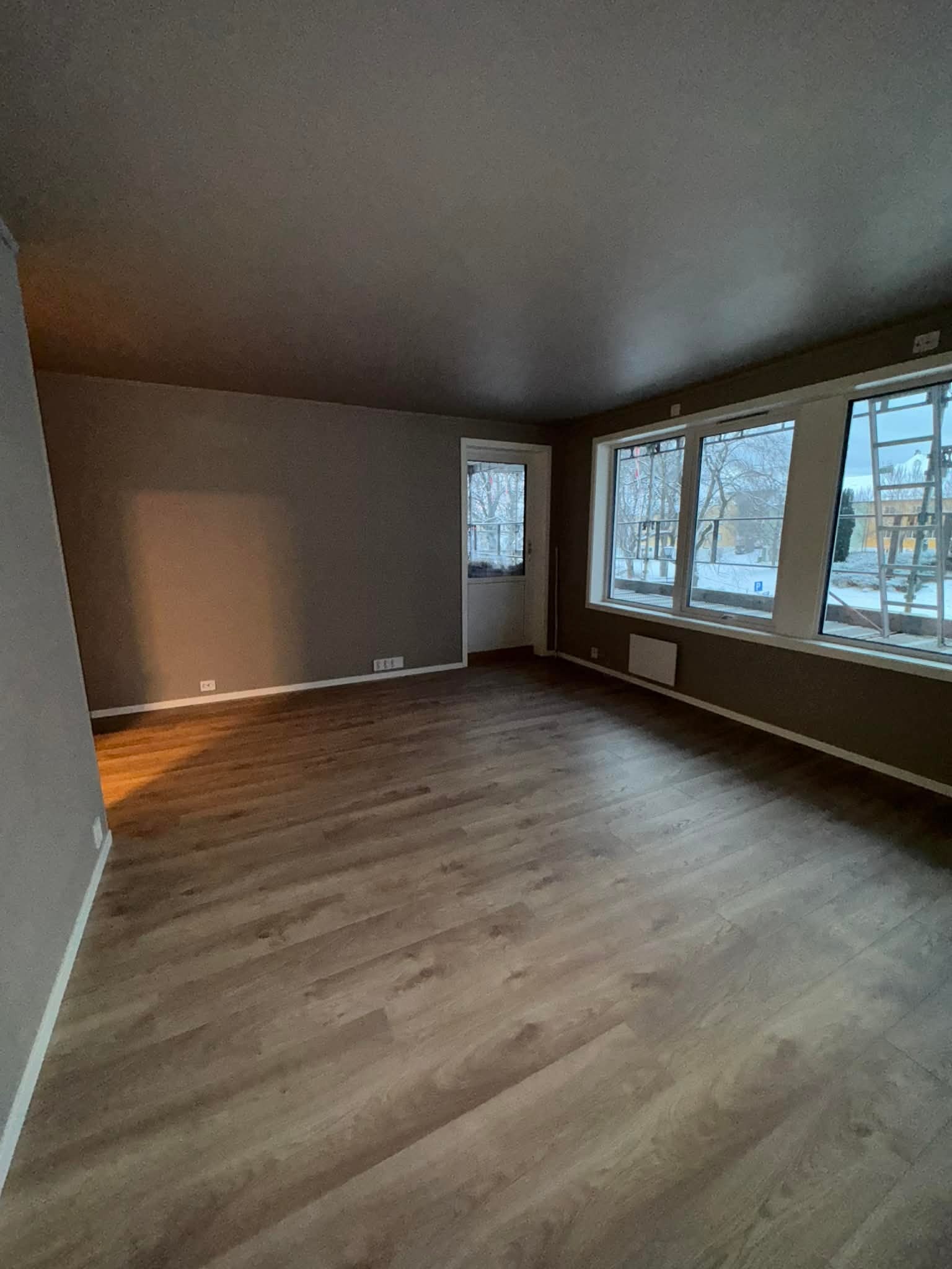 Stue med balkong Galleribilde