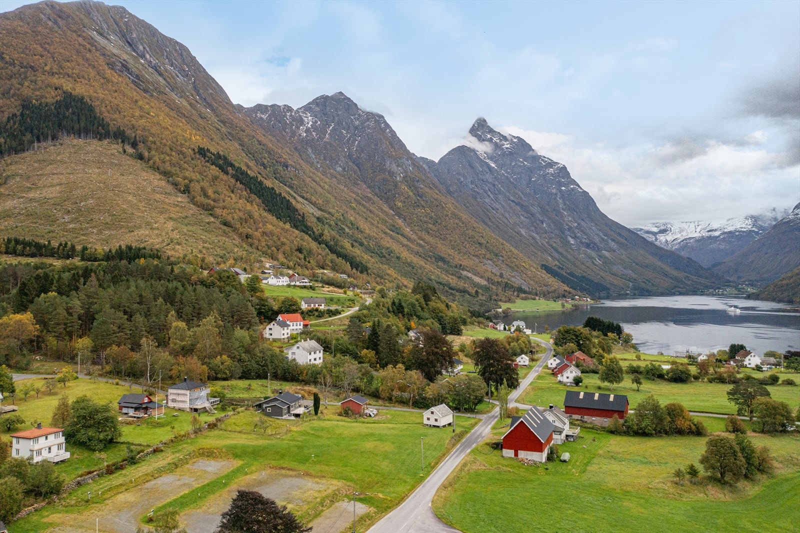Hytta ligger fantastisk til i naturskjønne omgivelser Galleribilde