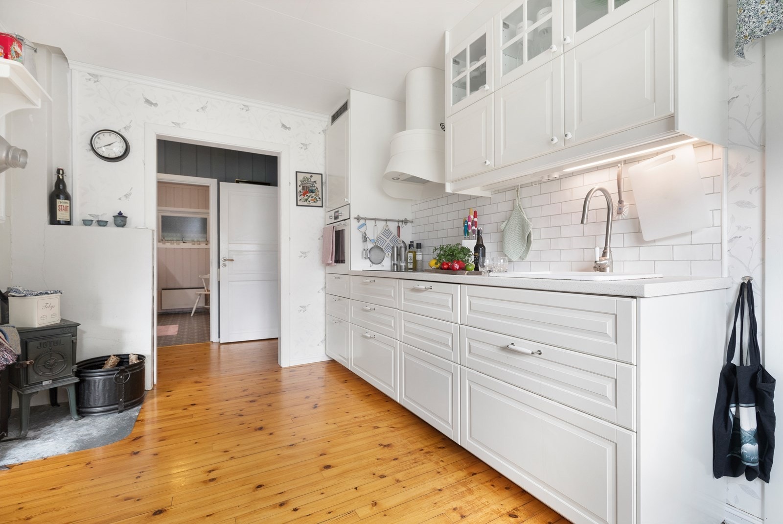 Lyst og tidløst kjøkken som passer fint inn med hyttens stil Galleribilde