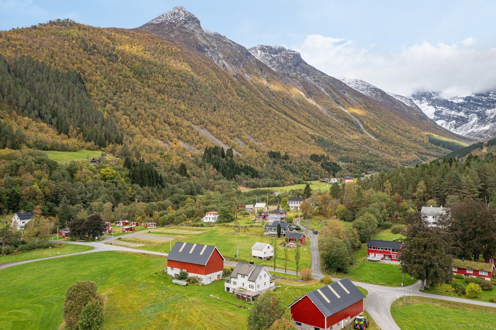Eiendommen har sentral og fin beliggenhet på Urke Galleribilde