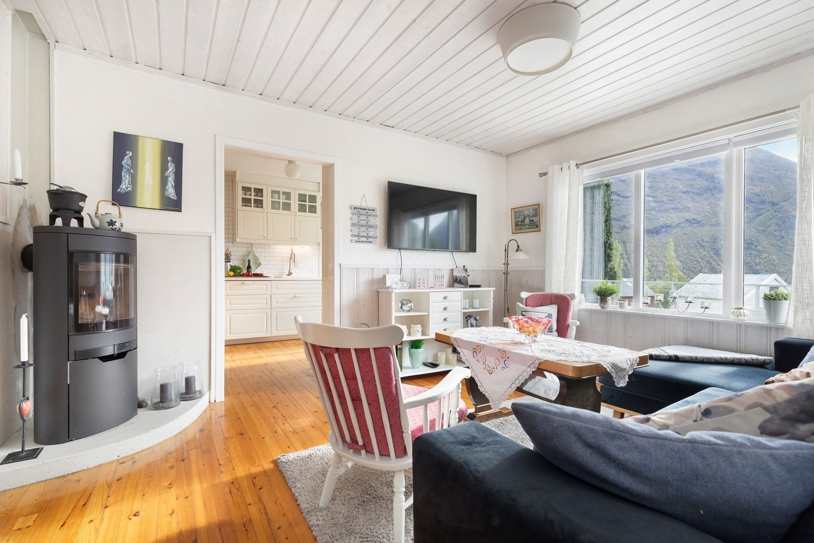 Stue med store vindusflater som slipper inn mye naturlig lys Galleribilde