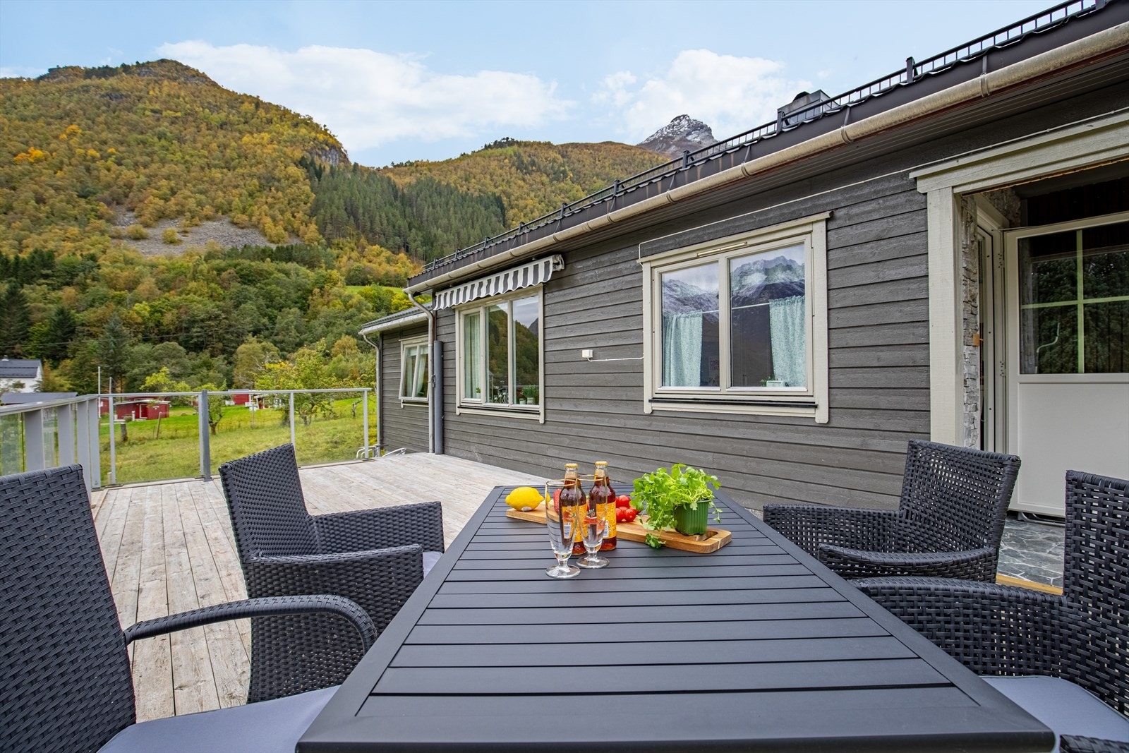 Hytten har stor terrasse til å nyte fineværsdager Galleribilde