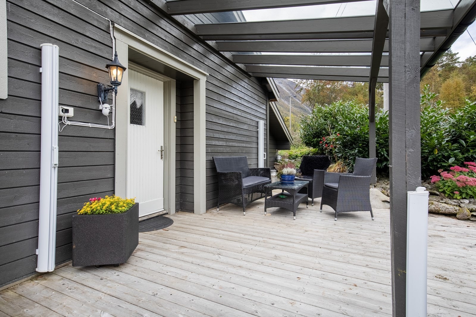 Koselig og praktisk overbygd inngangsparti Galleribilde