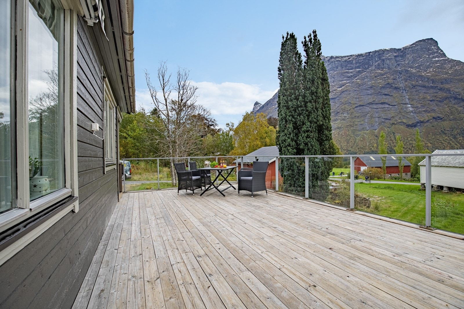 Romslig veranda med god plass til flere sittegrupper, og grill om man ønsker det Galleribilde