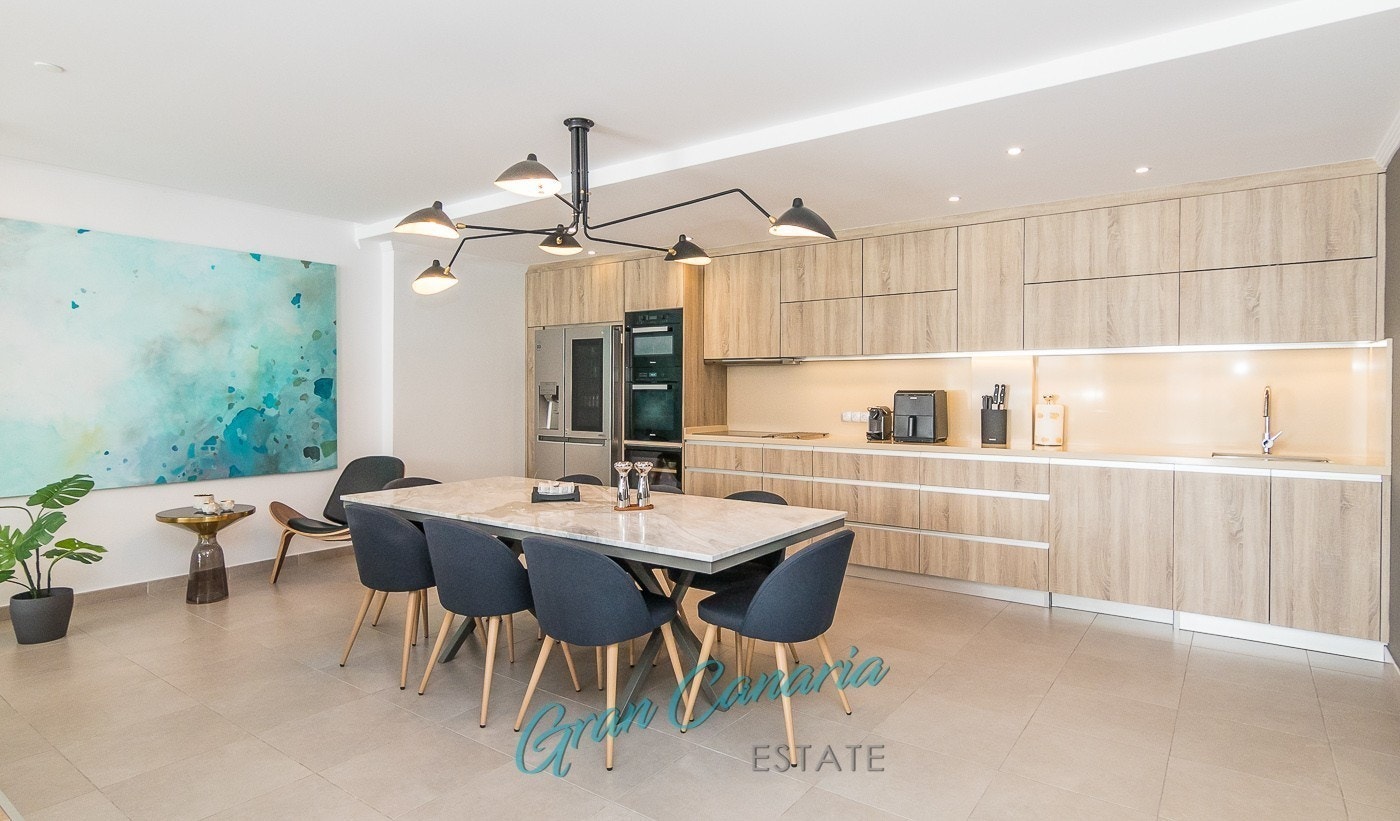 Ubeskrivelig flott kjøkken med stort spisebord Galleribilde