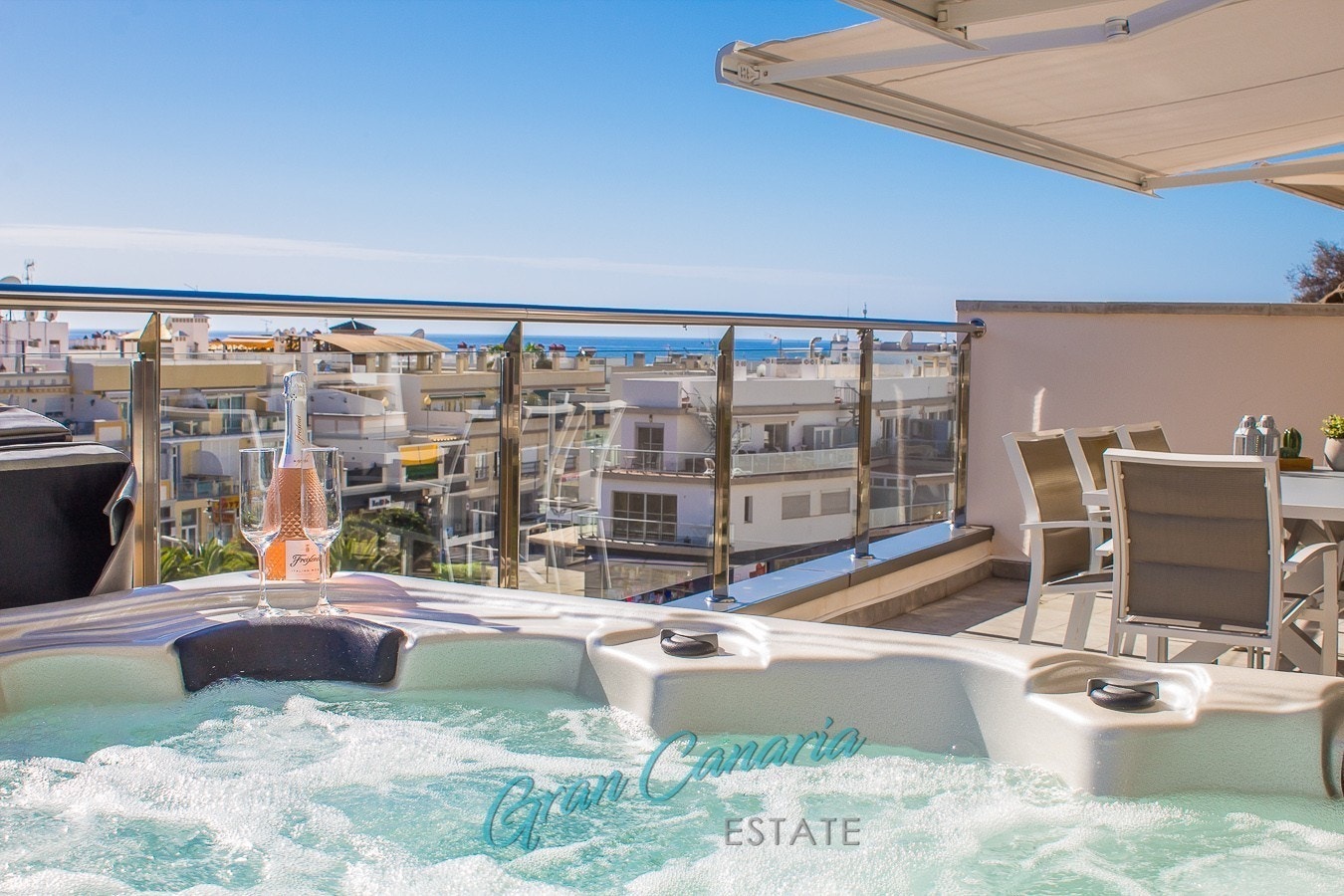 Nydelig terrasse med boblebad Galleribilde