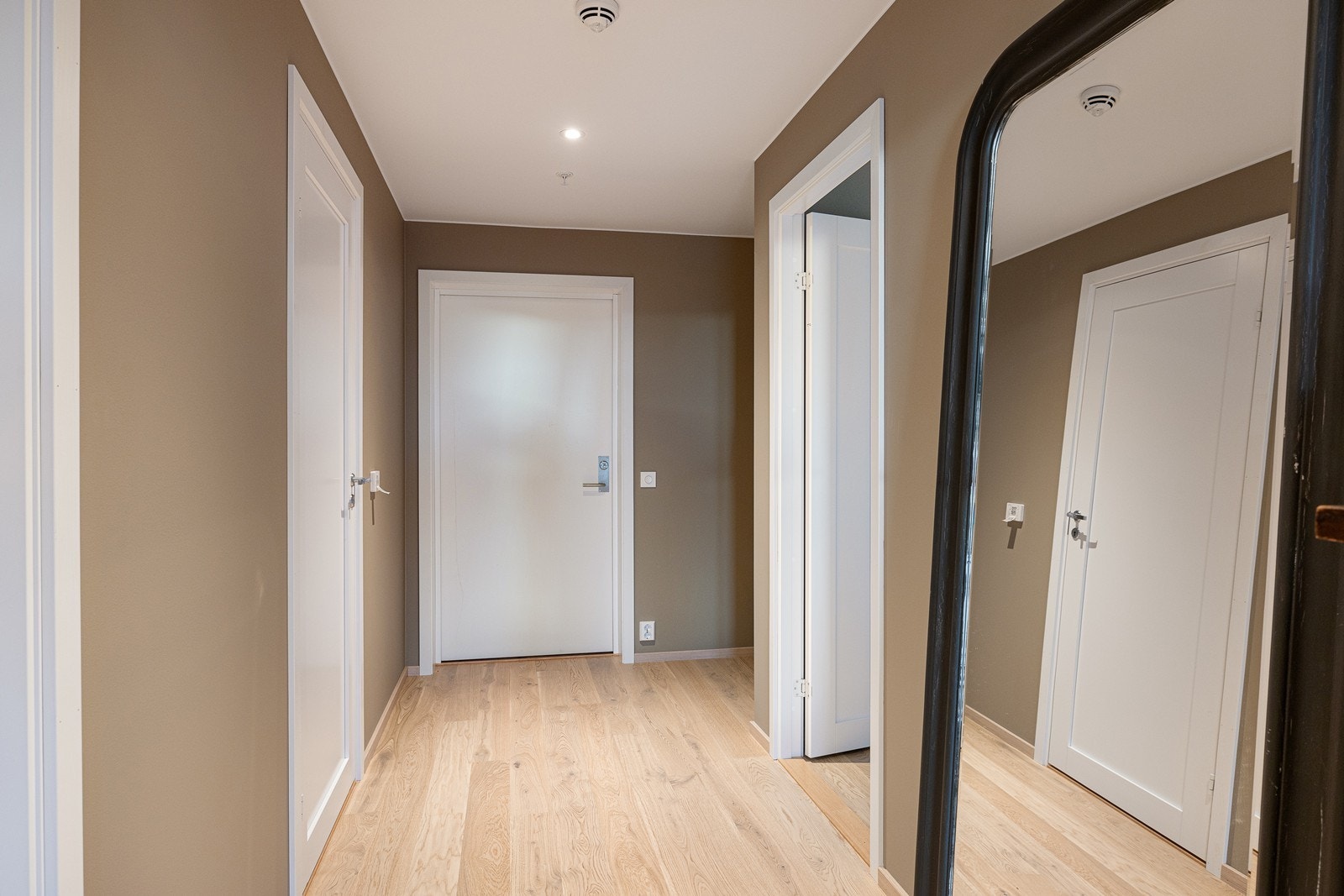 Leiligheten har en innbydende entré hvor det er plass til garderobeløsninger. Galleribilde