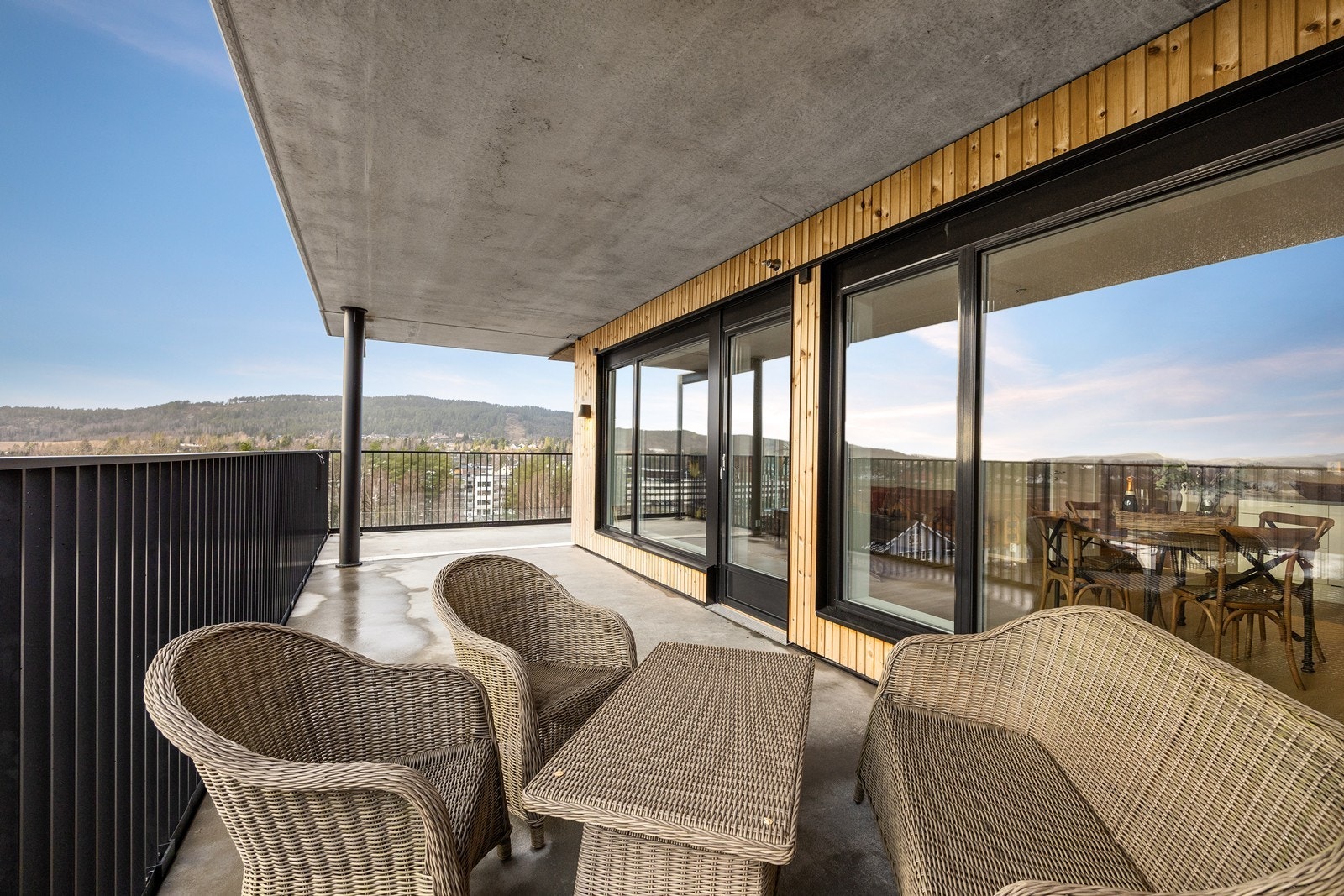 Leiligheten har unik og fantastisk sør- og vestvendt hjørnebalkong på ca 56 kvm med gode solforhold og god plass til utemøblement. Galleribilde