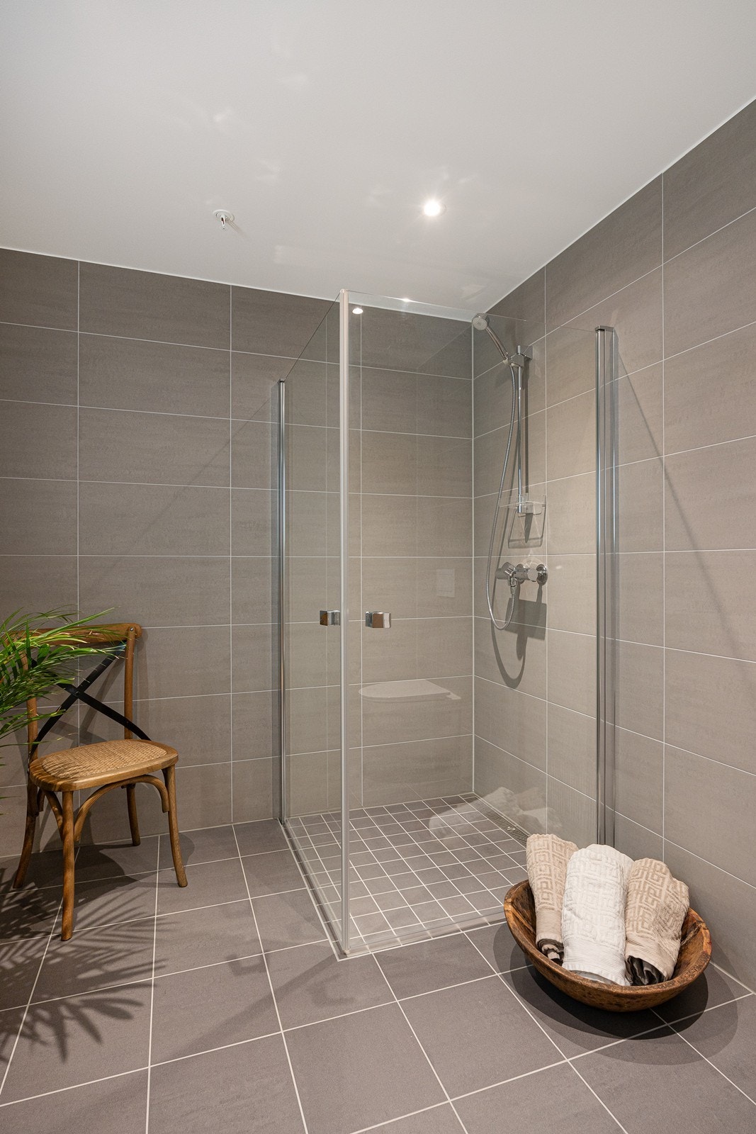 Dusjhjørnet har praktiske og plassbesparende innfellbare glassvegger. Galleribilde