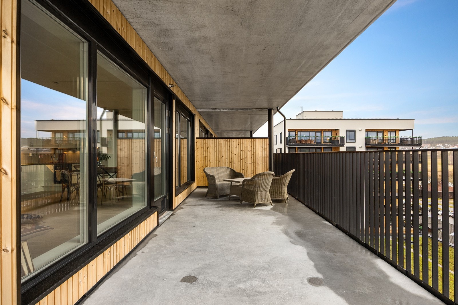 Torgalleen Sameie ligger i tilknytning til Alti kjøpesenter, i tillegg ligger gågata og sentrum rett utenfor døren med alt du måtte trenge av forretninger og servicetilbud, fritidstilbud, turmuligheter, bussholdeplass, lege, tannlege, bibliotek m.m. Galleribilde