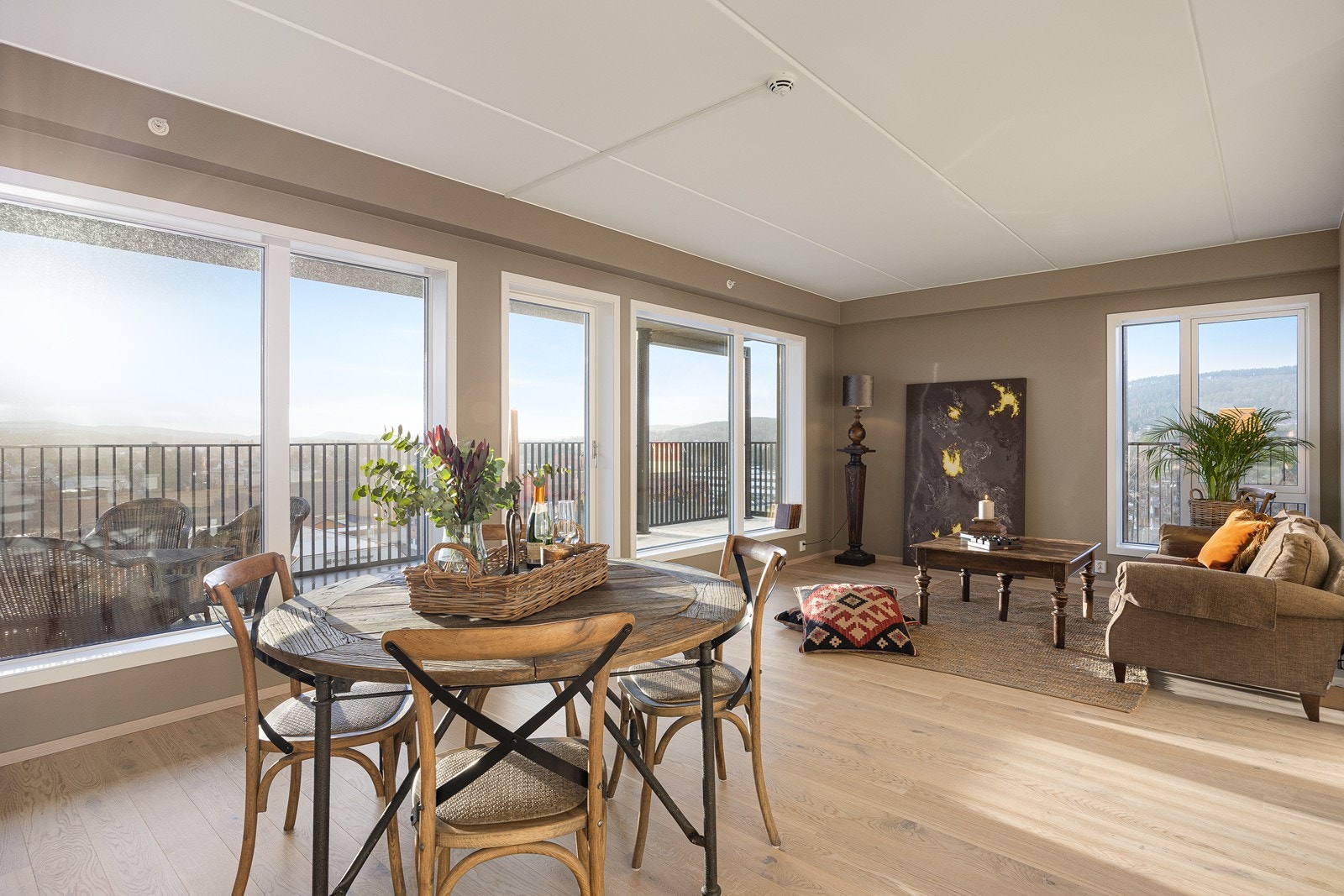 De store vindusflatene slipper inn dagslyset fra to kanter og gir flott utsikt. Galleribilde