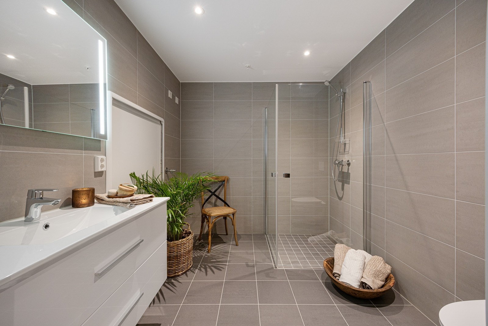 Det lekre flislagte badet er av god størrelse og har behagelig gulvvarme samt downlights i himlingen. Galleribilde