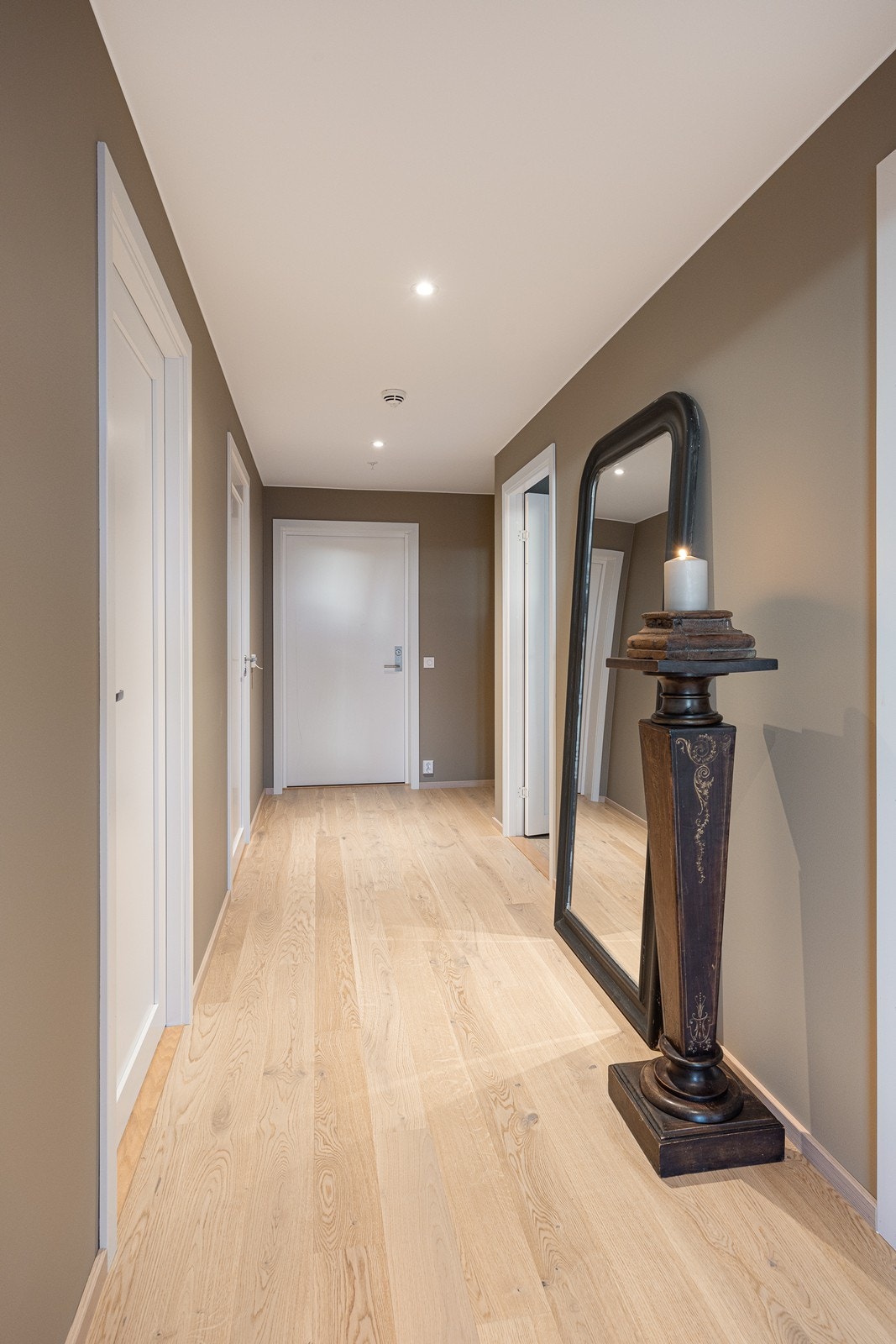 Alle gulv har 1-stavs eikeparkett og entreen har downlights i taket. Galleribilde