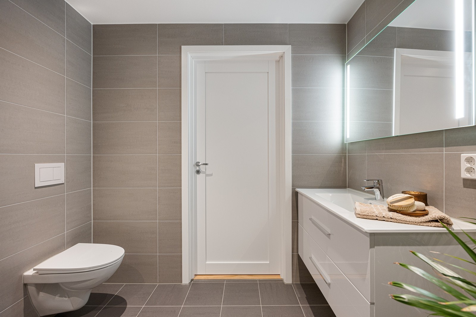 Toalettet er vegghengt og badet har selvfølgelig opplegg for vaskemaskin. Galleribilde