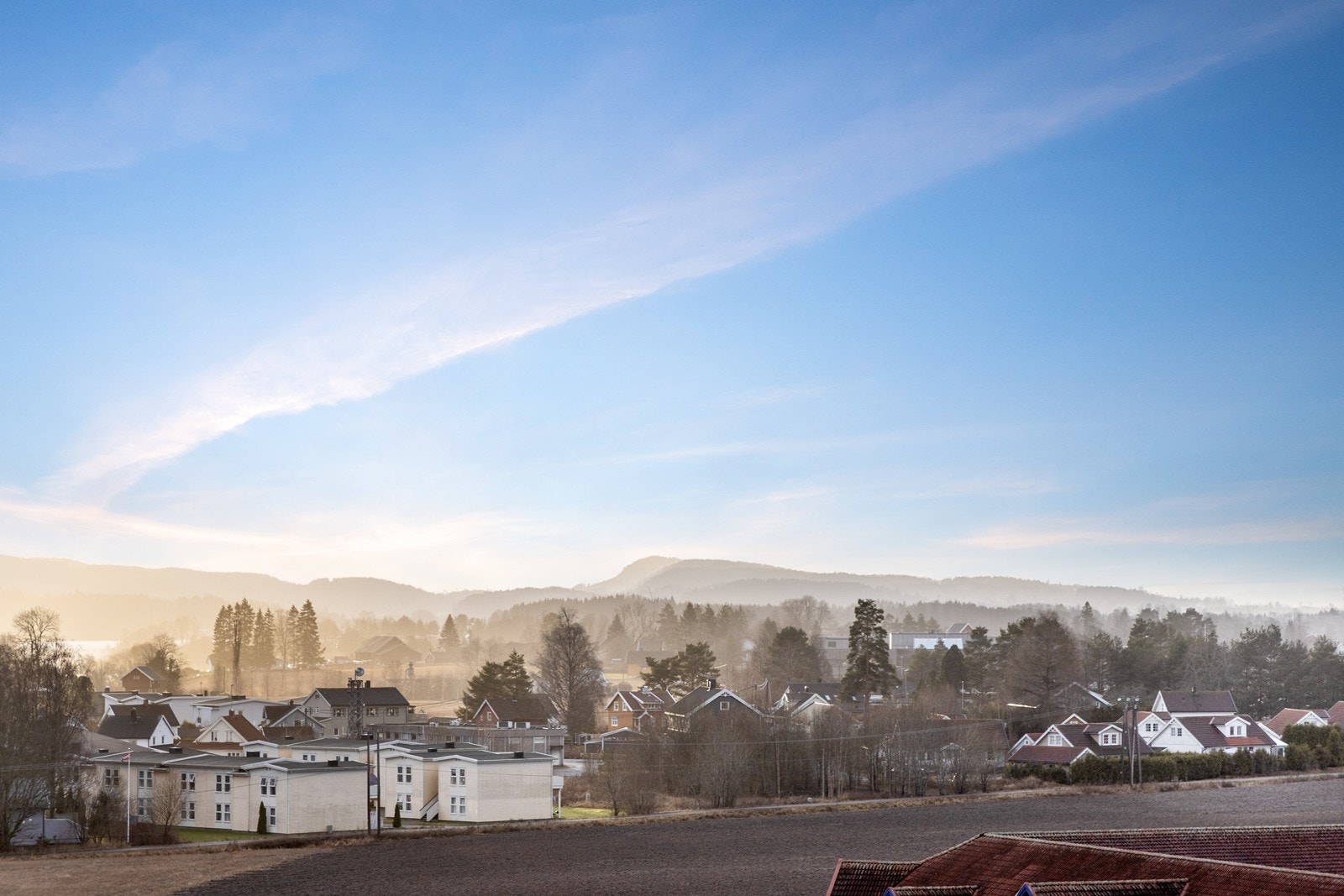 Leiligheten ligger i sentrum med "bymessige fasiliteter" rett utenfor døren, samtidig er sentrum omkranset av boligfelt, landbruksarealer og skogen med turmuligheter året igjennom. Galleribilde