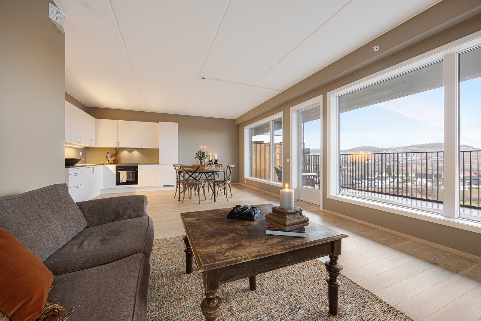 Det er rikelig med plass til både sofagruppe og spisebord hvor både familie og venner kan samles til både hverdag og fest. Galleribilde