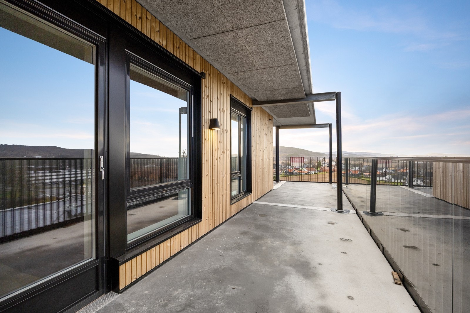 Leiligheten ligger i byggets øverste etasje og har lite innsyn til leiligheten og uterommet fra omgivelsene, men samtidig har du et flott og vidstrakt utsyn fra de samme rommene. Galleribilde